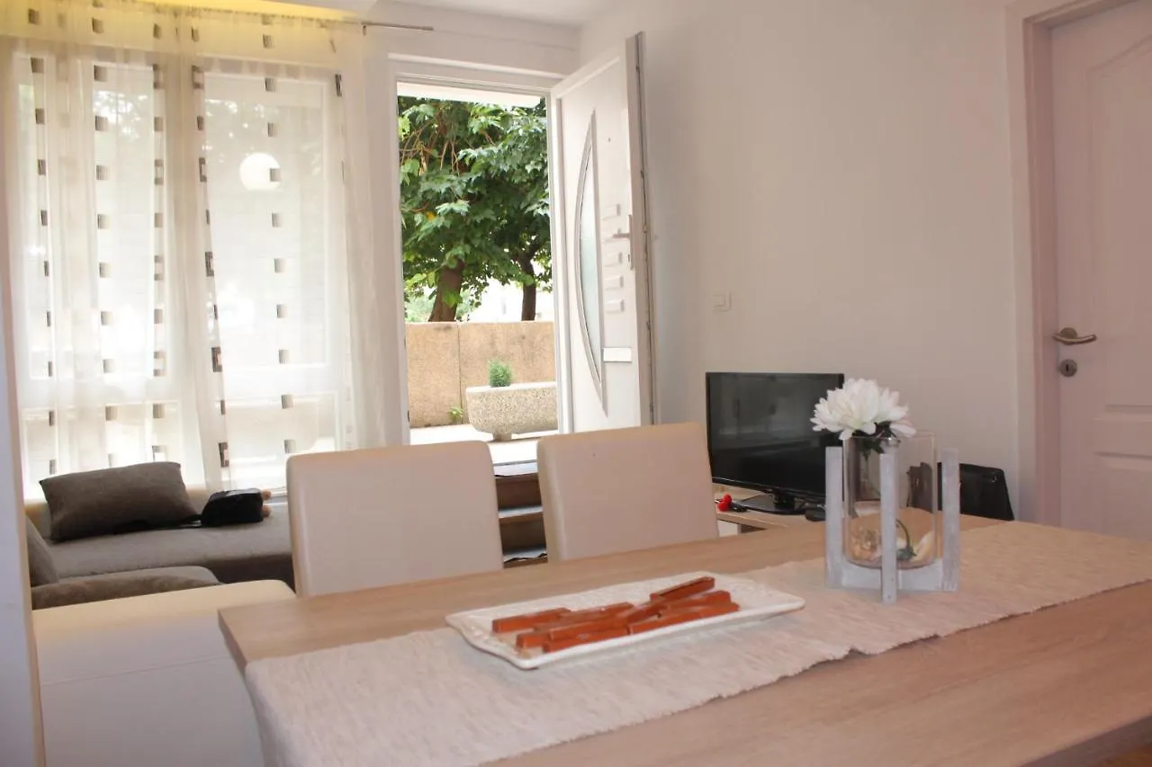 One Bedroom Apt With Wifi Split Apartment