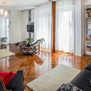 Milana - Cozy With Free Parking Apartment